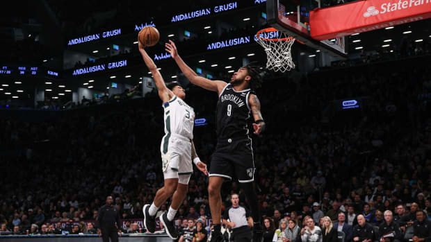 Milwaukee Bucks forward MarJon Beauchamp (3) goes up for a dunk against Brooklyn Nets forward Trendon Watford (9) 